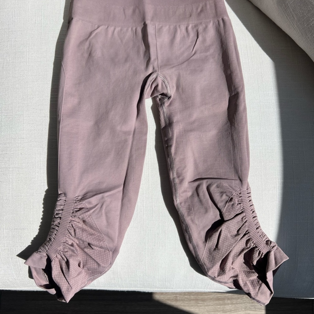 Lululemon Low Rise Cropped Pants (Size 2)